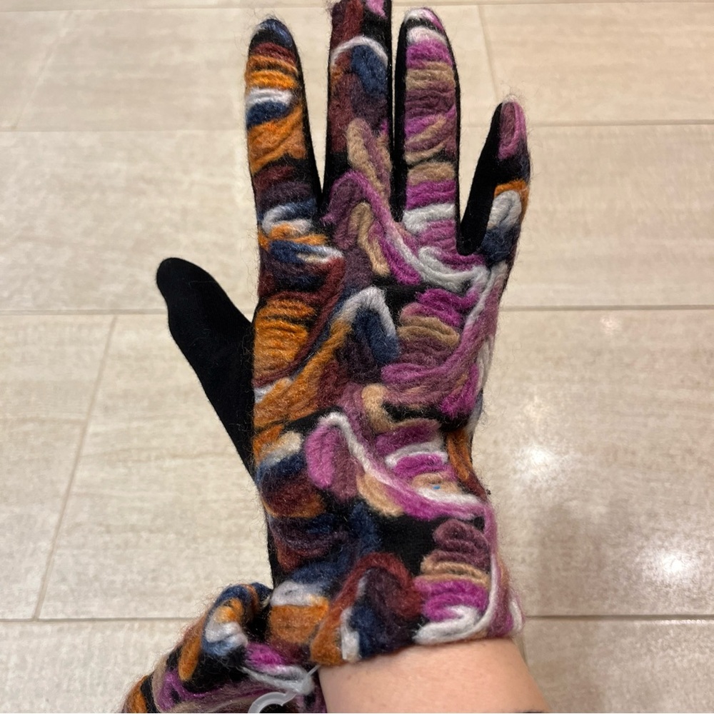 Women gloves embroidered with leaves